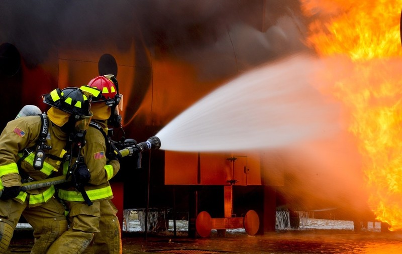 Incendiu puternic într-un cartier de barăci din Cluj-Napoca. Mai multe persoane au fost evacuate