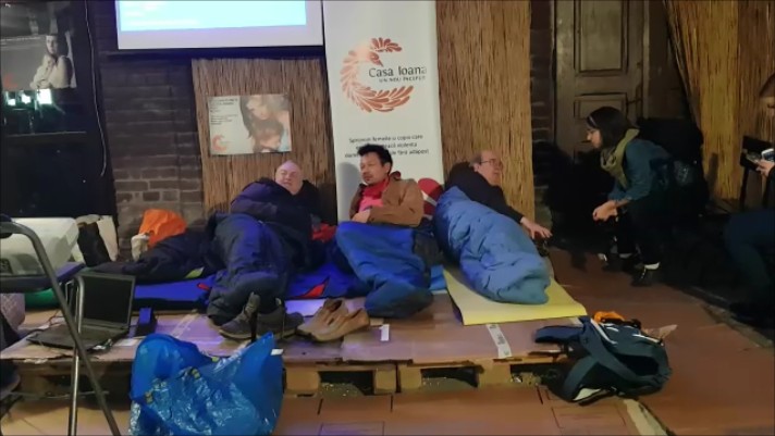 Oameni care dorm in strada, voluntari
