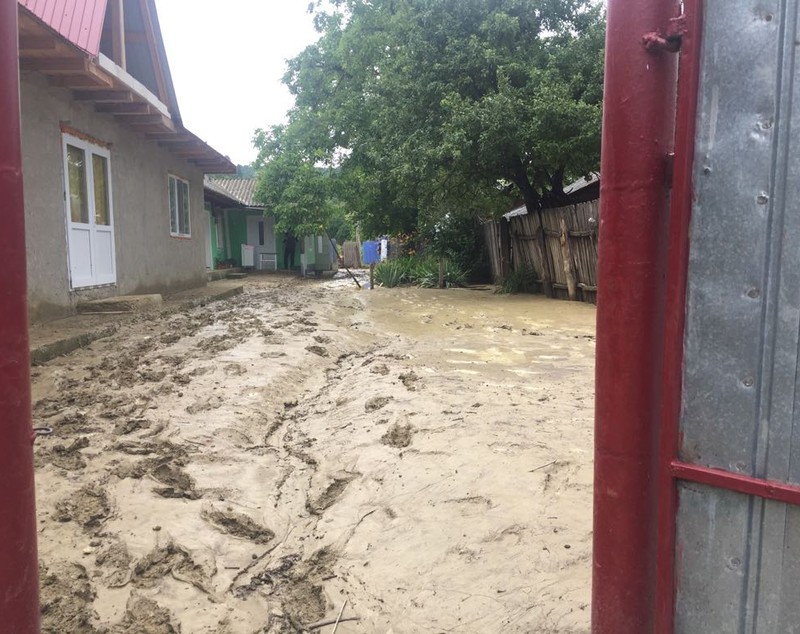 FOTO&VIDEO/ Zece locuințe inundate într-un sat din Vaslui. Oamenii s-au urcat în podurile caselor pentru a se salva