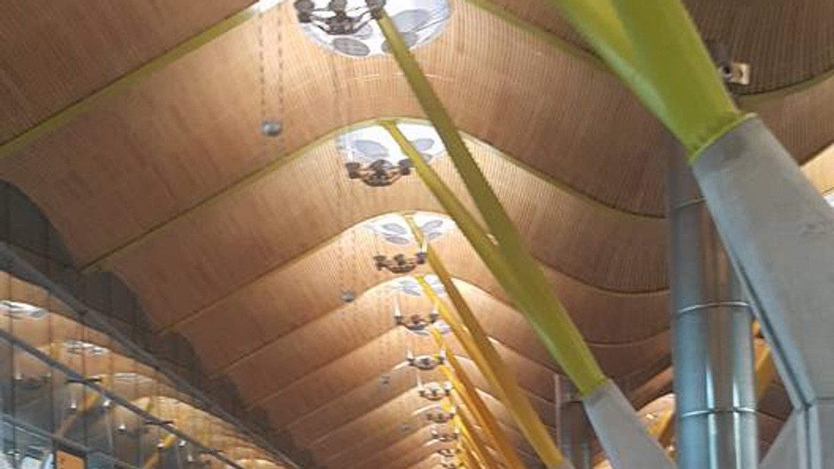 Turiști români blocați pe aeroportul din Madrid