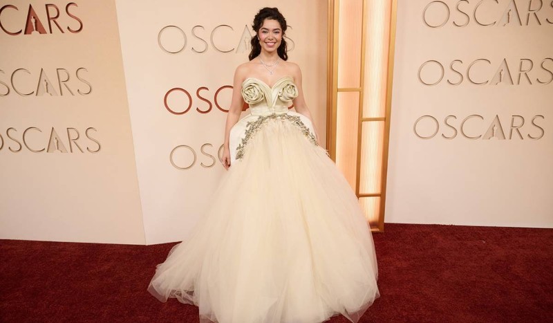 Vedeta din „Moana”, Auliʻi Cravalho, a ieșit în evidență într-o rochie verde spumă de mare, cu detalii în stil lalea pe bust. Foto: Profimedia Images