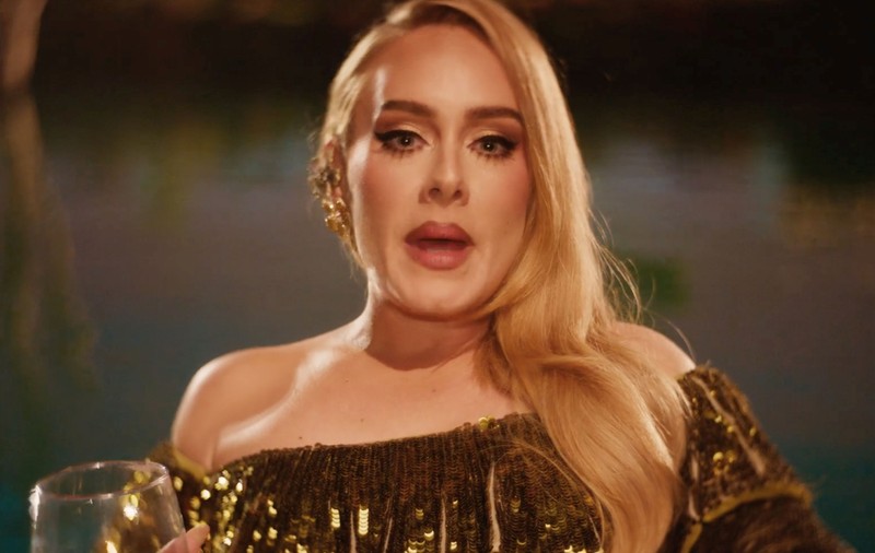 Adele a leșinat la un concert susținut în Las Vegas. De ce suferă cântăreața britanică