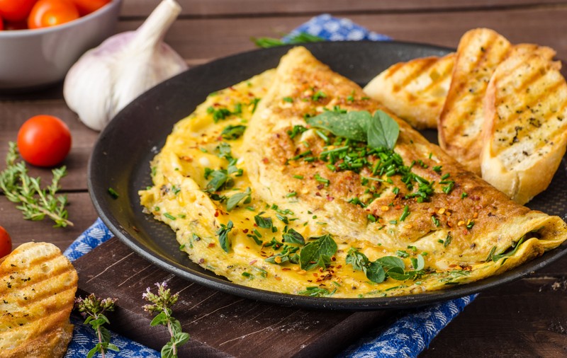 Cum faci omletă pufoasă. Trucul cu bicarbonatul de sodiu de care puțini știu
