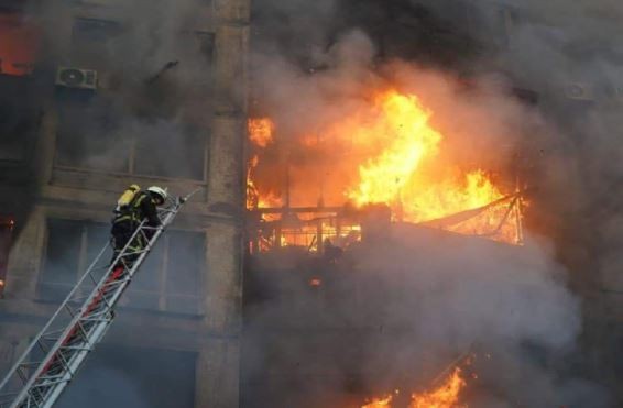 Un pompier încearcă să stingă incendiul care a cuprins blocul de locuințe | Foto: Serviciile ucrainene de urgență