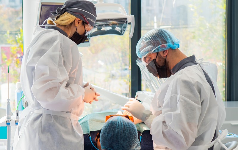 Zâmbet nou, în doar o zi? Specialistul de la House Of Beauty Clinic, Carl Moussa, vă dezvăluie paşii procedurii revoluţionare