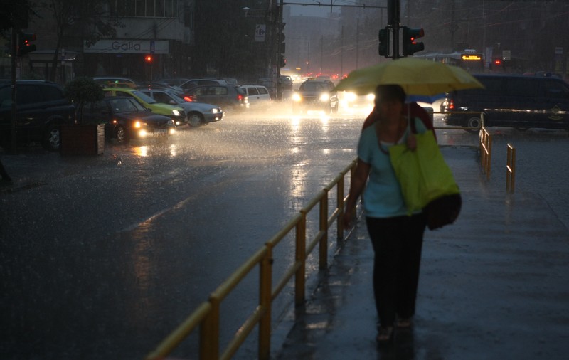 UPDATE | O nouă atenționare meteo: Cod galben de vijelii în 38 de județe și în Capitală. Cod portocaliu pentru Moldova și o parte a Munteniei