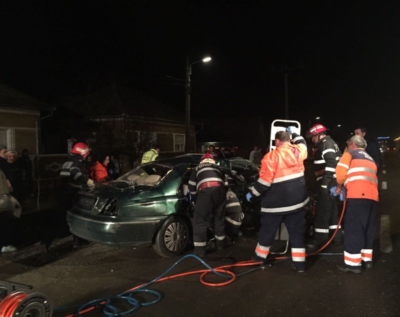 UPDATE | Grav accident în Arad: Doi morţi şi șase răniţi! Logodnicii decedați au fost găsiți ținându-se de mână