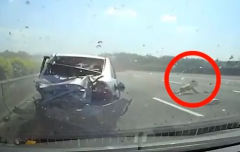 IMAGINI ȘOCANTE | Momentul în care un copil este aruncat dintr-o mașină care se rostogolește pe o autostradă