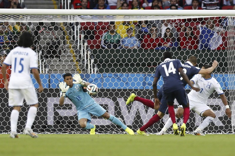 Portarul Noel Valladares a marcat primul autogol validat electronic din istoria Mondialelor. FOTO: EPA