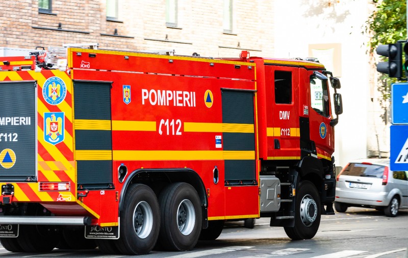O femeie a murit după ce un incendiu i-a cuprins apartamentul situat într-un bloc din Oradea. Opt locatari, evacuați