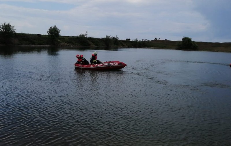 Un băiat de 15 ani a murit înecat într-un lac adânc de 1,5 metri, în județul Argeș