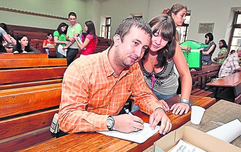 Efectul ratei ruşinoase de promovare a Bac-ului: Avem cel mai mic număr de studenţţi din ultimii 13 ani!