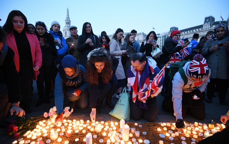 Mii de britanici au aprins lumânări în Piața Trafalgar, în memoria victimelor atentatului | FOTO