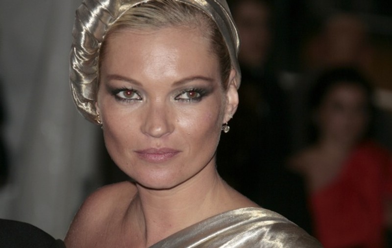 Kate Moss îşi scrie autobiografia
