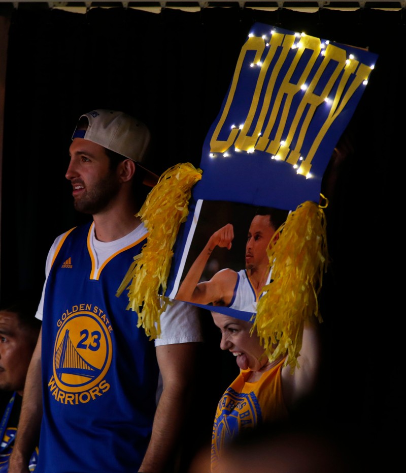 epa05257959 Fans cheer on the Golden State Warriors during the NBA basketball game between the Golden State Warriors and the Memphis Grizzlies at the Oracle Arena in Oakland, California, USA, 13 April 2016. The Warriors are going for a NBA-record 73 season wins and are currently tied with the 1995-96 Chicago Bulls. EPA/MONICA M. DAVEY CORBIS OUT