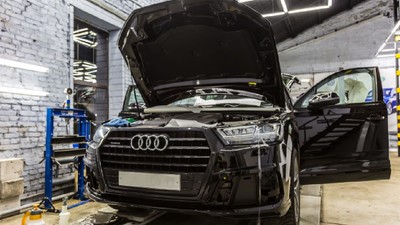 mecanic-piesa-defect-audi