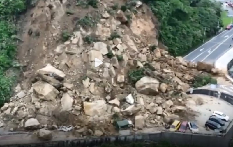 9 mașini îngropate sub bolovani și 2 răniți, după o alunecare masivă de teren, în Taiwan | VIDEO