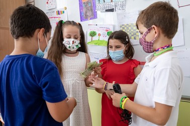 Isabela şi Maria s-au asociat, reuşind să domine industria brăţărilor