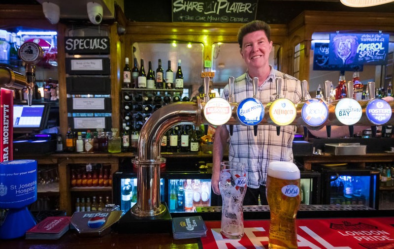 Cafenelele, pub-urile și restaurantele se închid în Marea Britanie. Cât vor primi angajații care stau acasă