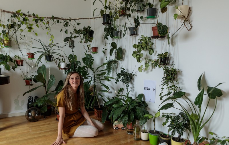 „Totul a plecat de la un ananas”. După ce și-a construit o seră în apartament, o tânără a unit virtual mii de oameni pasionați de plante