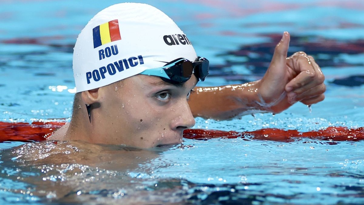 David Popovici reacționează după ce a concurat în semifinalele probei masculine de 200 m liber, în a doua zi a Jocurilor Olimpice de la Paris 2024, la Paris La Defense Arena, pe 28 iulie 2024, în Nanterre, Franța
