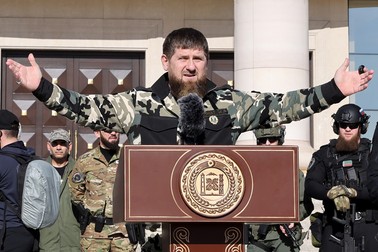 Ramzan Kadîrov, președintele Ceceniei, în timpul unei evaluări publice a forțelor armate cecene, la reședința sa, pe 29 martie 2022. Foto: Profimedia