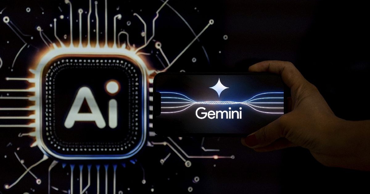 Un telefon pe care este afișat logoul Google Gemini, ținut în mână în fața unui fundal pe care este afișat un logo pentru Inteligența Artificială.