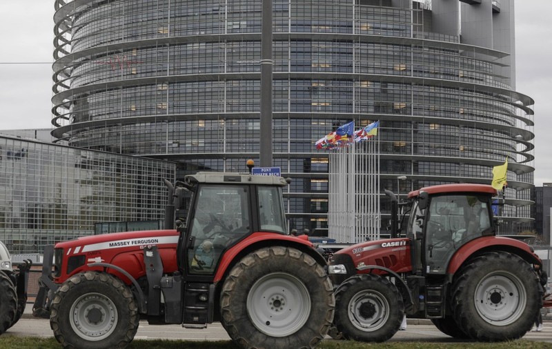 Protest al fermierilor francezi în fața Parlamentului European de la Strasbourg. Iohannis va rosti miercuri un discurs în PE