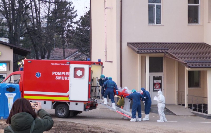 Omul de afaceri Ștefan Mandachi livrează meniuri gratuite cadrelor medicale din Suceava. ”Până crapă cuptoarele”