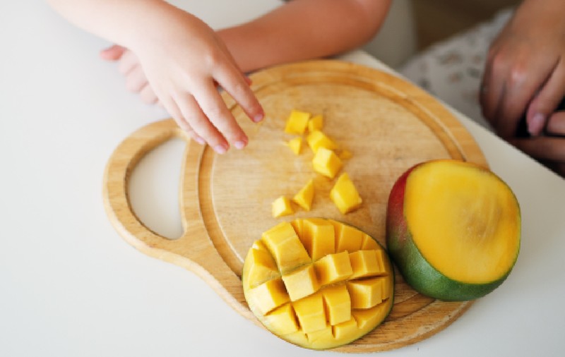 Care elevi vor primi mango, în loc de mere, în programul „Fructele, izvor de sănătate”