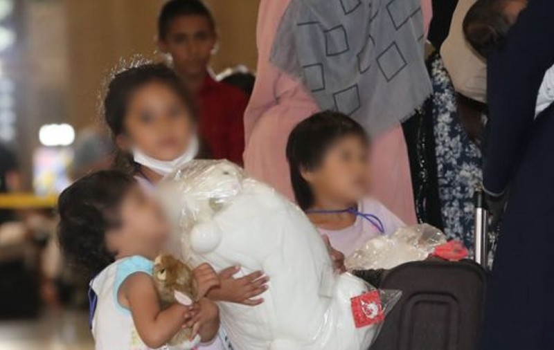 Copiii afganilor ajunși în Coreea de Sud, întâmpinați cu ursuleți de pluș