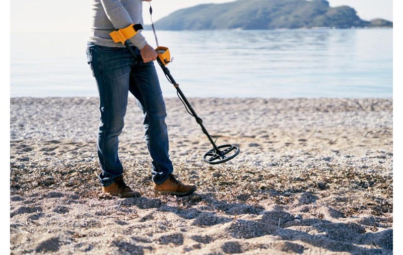 Ce echipament ai nevoie ca să transformi plimbările de pe plajă în hobby: ghid pentru începători în detecția de metale
