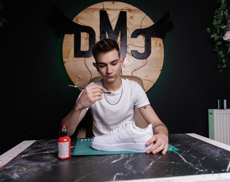 Dennis Măldărășanu face artă pe adidași: „Tata se uită la videoclipurile mele încontinuu”. Cât costă să-ți personalizezi o pereche de sneakerși