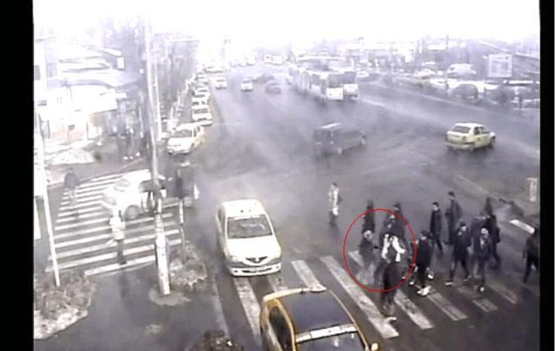 O hoaţă îi fură telefonul unei femei chiar pe trecerea de pietoni! VIDEO