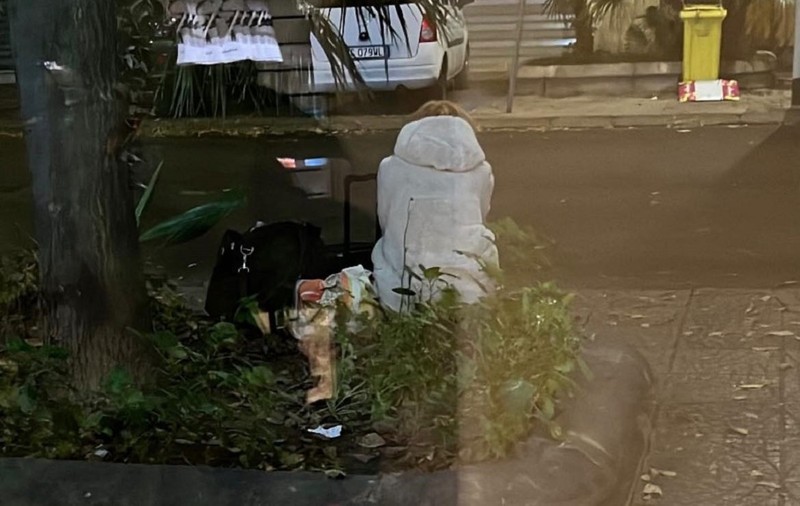 Fotografie cu o româncă aruncată în stradă de angajatorii ei, înainte de Anul Nou, în Italia: „Imaginea este crudă”