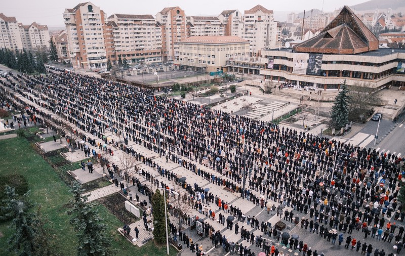 VIDEO | Imagini impresionante în Miercurea Ciuc. Mii de oameni au participat la tradiţia de Paşte