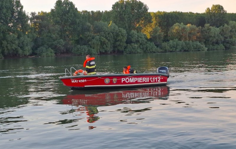 Una dintre bărcile care s-au lovit pe Dunăre, la Rast, a fost găsită la 5 kilometri de locul accidentului