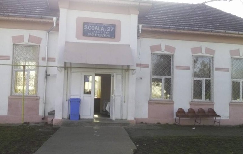 Elevii unei şcoli din Craiova se duc la o toaletă fără uşi! GALERIE FOTO
