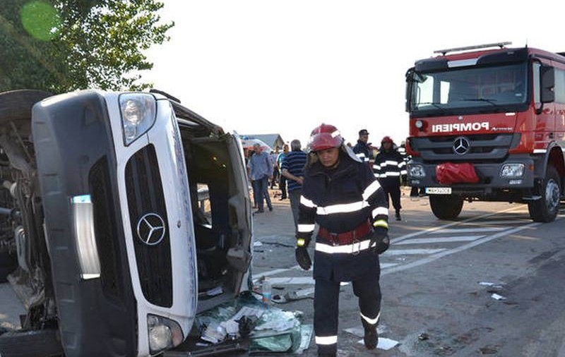 Accident cumplit în Hunedoara! Un microbuz de pasageri s-a ciocnit cu o autoutilitară