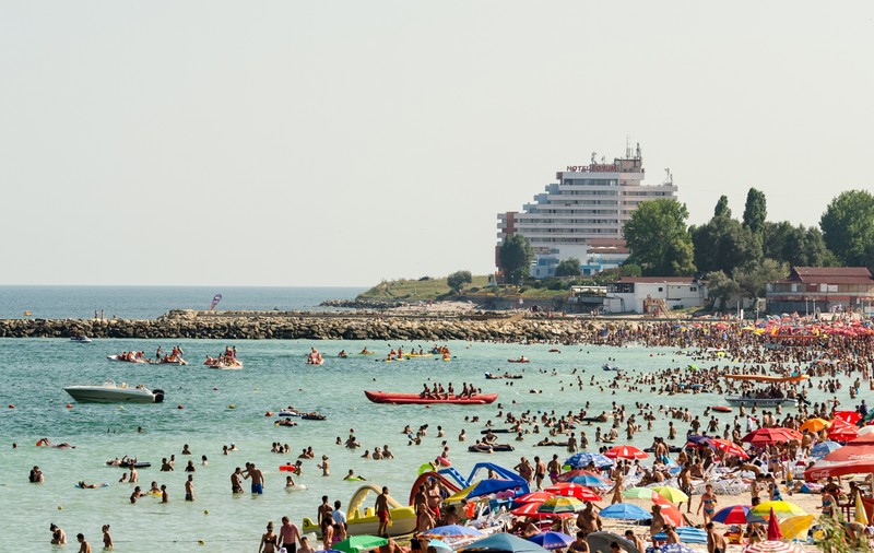 Ce spun patronii de hoteluri de pe litoral, după explozia minei din Costinești. „Noi destul că avem grijă de 50.000-60.000 de oameni, asta ne mai trebuia, să avem grijă și de mine”