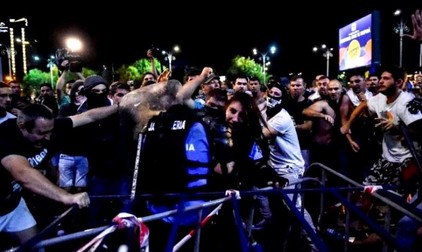 Momentul în care jandarmerița este atacată a fost surprins pe filmări