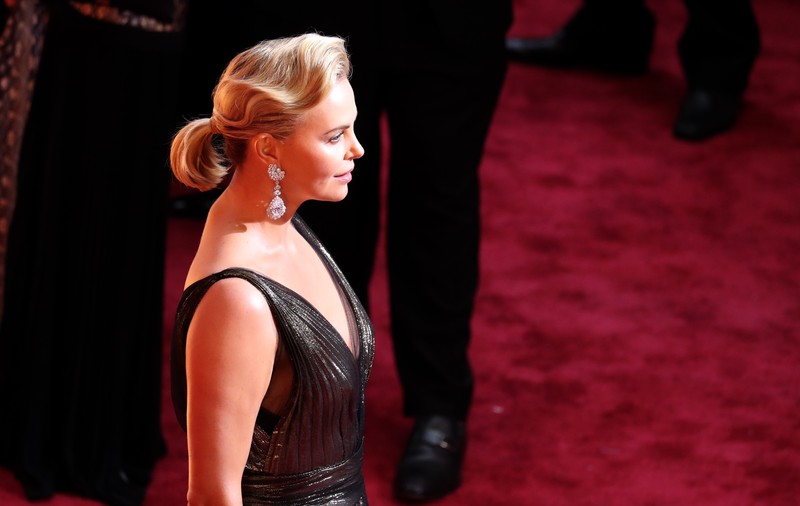 Charlize Theron,  cenzurată la televiziunea iraniană. Actrița a fost “îmbrăcată”