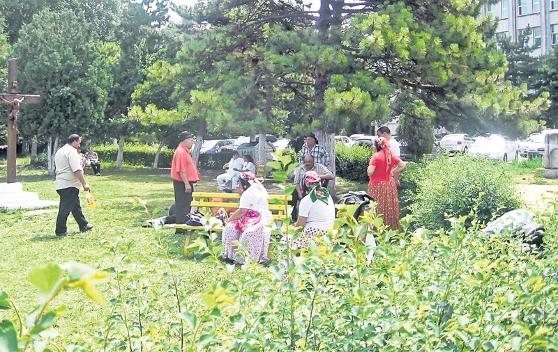Pentru că au o rudă internată în Constanţa, ţiganii s-au mutat în curtea spitalului