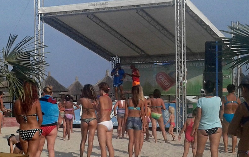 VIDEO EXCLUSIV/ Imagini filmate parcă într-o sectă! Zeci de doamne și domnișoare fac sincron în costum de baie la un concert al lui Gheorghe Gheorghiu