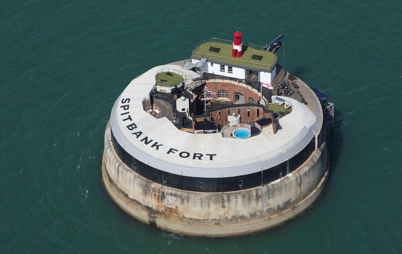 Fort de lux din largul coastelor britanice, scos la vânzare. Ce condiții oferă și care este prețul