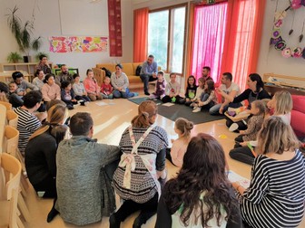 La ateliere participă și părinții și copii și se joacă împreună
