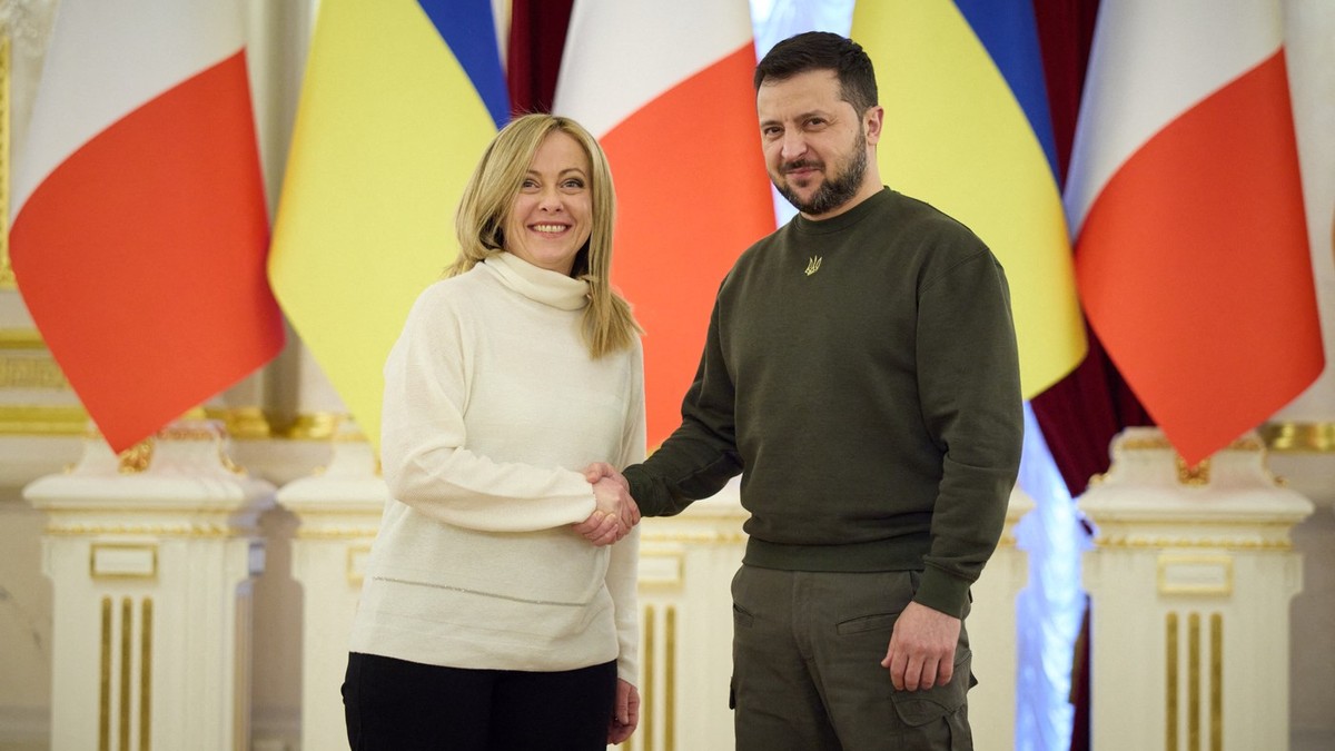 Giorgia Meloni (stânga) și Volodimir Zelenski (dreapta)