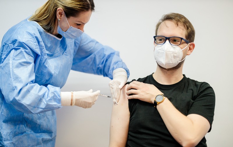 Dominic Fritz, după ce s-a vaccinat cu AstraZeneca: „În județul Timiș și în Timișoara sunt mii de locuri libere pentru acest vaccin”