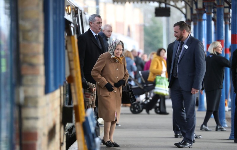 FOTO| Surpriză pentru călătorii unui tren din Marea Britanie. Au călătorit cu Regina care mergea la reședința unde va petrece Crăciunul