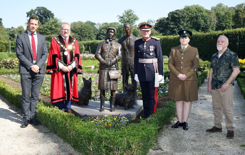 O statuie a reginei Elisabeta a II-a din Irlanda de Nord naște controverse: „Să fim sinceri, nu seamănă sub nicio formă”